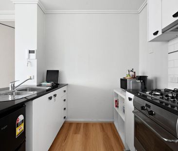 Spacious light filled apartment with bay view/short term available/... - Photo 4