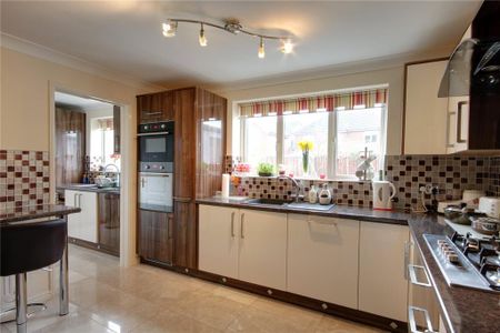 4 bedroom detached house to rent - Photo 4