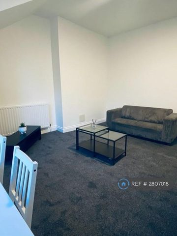 2 bedroom flat to rent - Photo 2