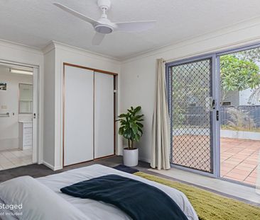 Renovated, partly furnished, 2 bedroom apartment opposite the beach - Photo 5