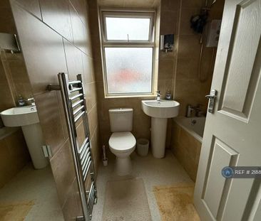 1 bedroom in a house share to rent - Photo 4