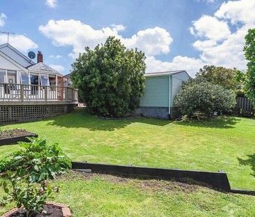 Large, sunny family home, fully fenced backyard - Photo 5