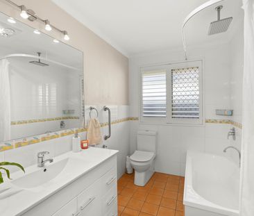 12 Country Grove Drive, Cameron Park NSW 2285 - House For Rent | Do... - Photo 4