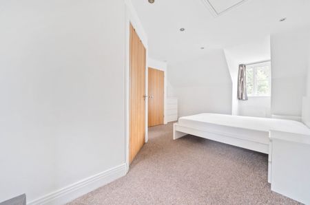 3 Bedroom House - Bassett Green Road, Southampton - Photo 3