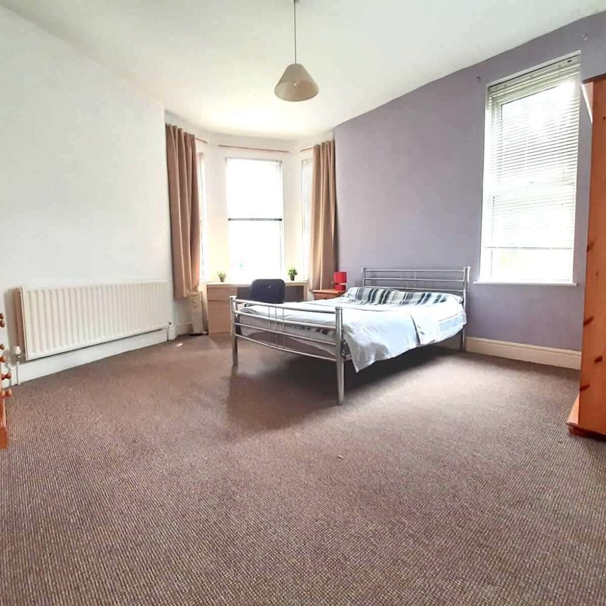 Sociable 6 bed flat in West Didsbury - Photo 1