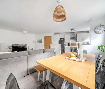 A delightful apartment positioned in a sought-after location. - Photo 5