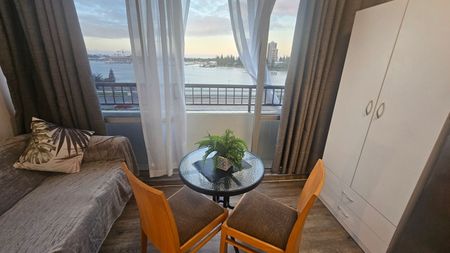 Renovated studio apartment on the Broadwater Southport! - Photo 2