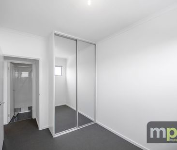 Modern Townhouse in Mansfield Park! - Photo 1