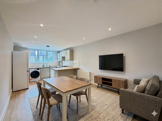 3 bedroom flat to rent - Photo 1