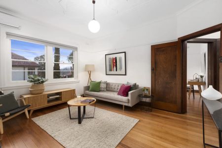 RENOVATED ART DECO APARTMENT - Photo 3