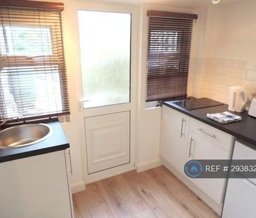 1 bedroom in a house share to rent - Photo 6
