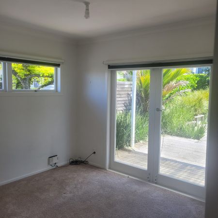 Beautiful light and bright home in Northcote. - Photo 2