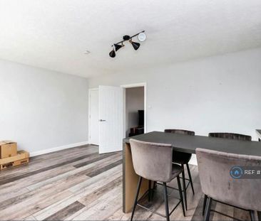 3 bedroom semi-detached house to rent - Photo 2