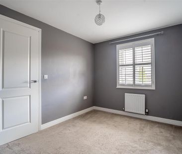 4 bedroom end of terrace house to rent - Photo 3