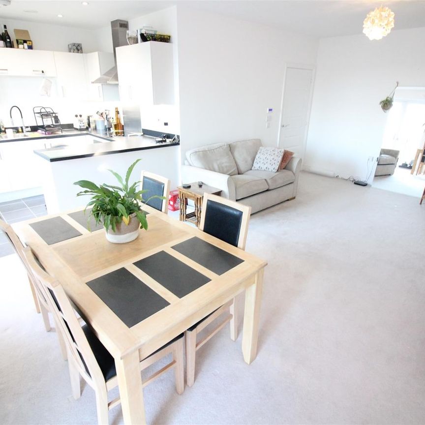 Hunting Place, Hounslow - Photo 1