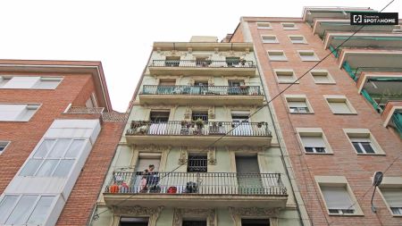Light room with ample storage in shared apartment, Sants - Foto 2