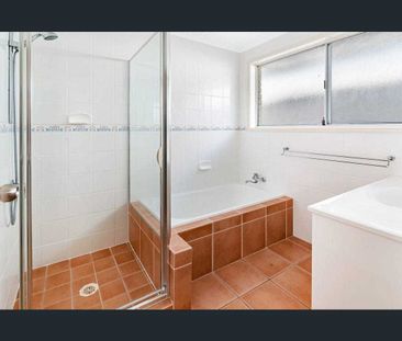 Waterfront house in Broadbeach Water - Photo 6