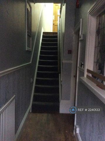 1 bedroom in a house share to rent - Photo 2