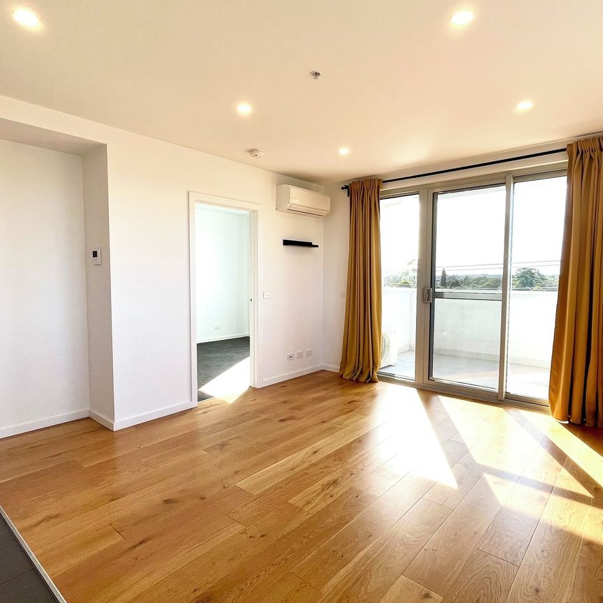 STUNNING TWO BEDROOM APARTMENT IN GREAT LOCATION - Photo 1