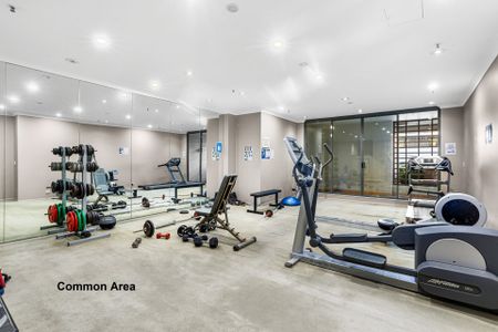 Sunlit city escape in 'Paramount' - Photo 5