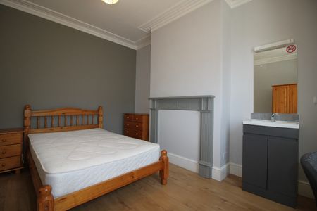 4 Bed Terraced House, Portswood Road, SO17 - Photo 2