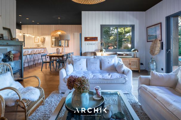 Architecture contemporaine d'inspiration traditionnelle, cette maison d'architecte de 140 m2 s'intègre naturellement dans le quartier préservé du Moulleau, à proximité des commerces et des plages, sur un terrain boisé de 800 m2. - Photo 1