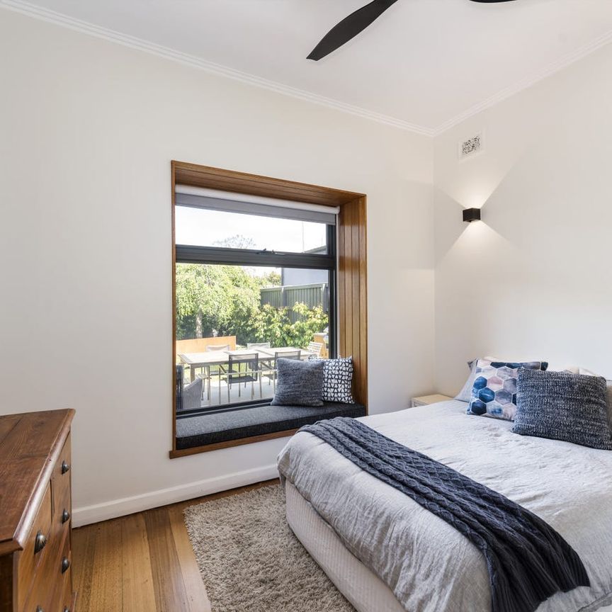 LUXURIOUS MASTERPIECE - RENOVATED FAMILY HOME - Photo 1