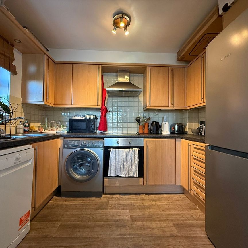 2 Bed Flat, Brook Square, SE18 - Photo 1