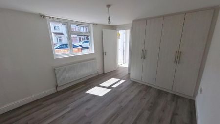 2 bedroom ground floor flat to rent - Photo 5