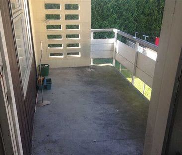 This is an upstairs, spacious, two bedroom flat in a block of six a... - Photo 6