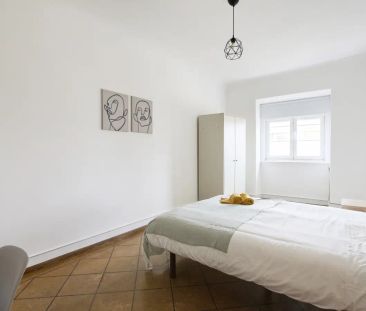 Room in a shared 9-bedroom apartment for rent in Lisbon. - Photo 4