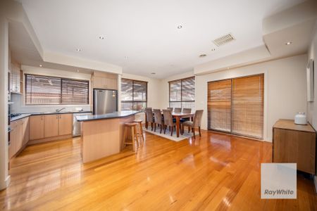 Stunning Family Home in Cairnlea - Furnished Home - Photo 2