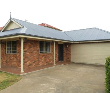 SPACIOUS FOUR BEDROOM HOME, CLOSE TO THE CBD! - Photo 2