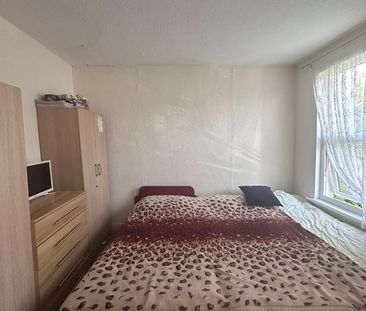 4 Bed Terraced House, Kingsdown Road, E11 - Photo 3