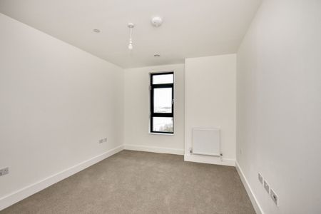 Flat to rent - Medway Street, Chatham, ME4 - Photo 3