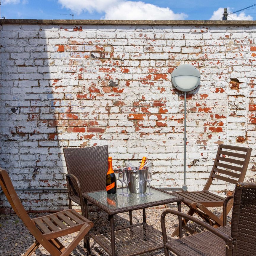 Room 2 - Photo 1