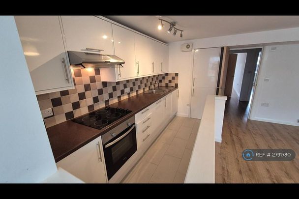 2 bedroom flat to rent - Photo 1