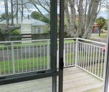 Upstairs Flat in Quiet Block - Photo 5