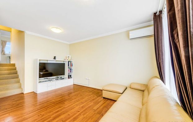Spacious 3 Bedroom Apartment In Exceptional Location - Photo 1