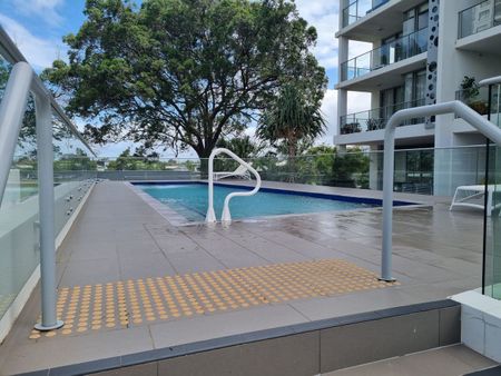 Unfurnished Luxury Living with Broadwater Views - Photo 4