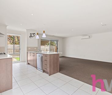 Family living in convenient location! - Photo 4