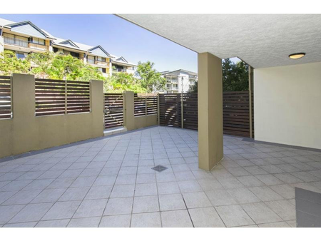 Unit 2, 327 Boundary Street, Spring Hill, QLD - Photo 4