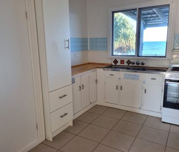 🏖️ Charming Beachfront Home for Rent –Beachmere - Photo 3