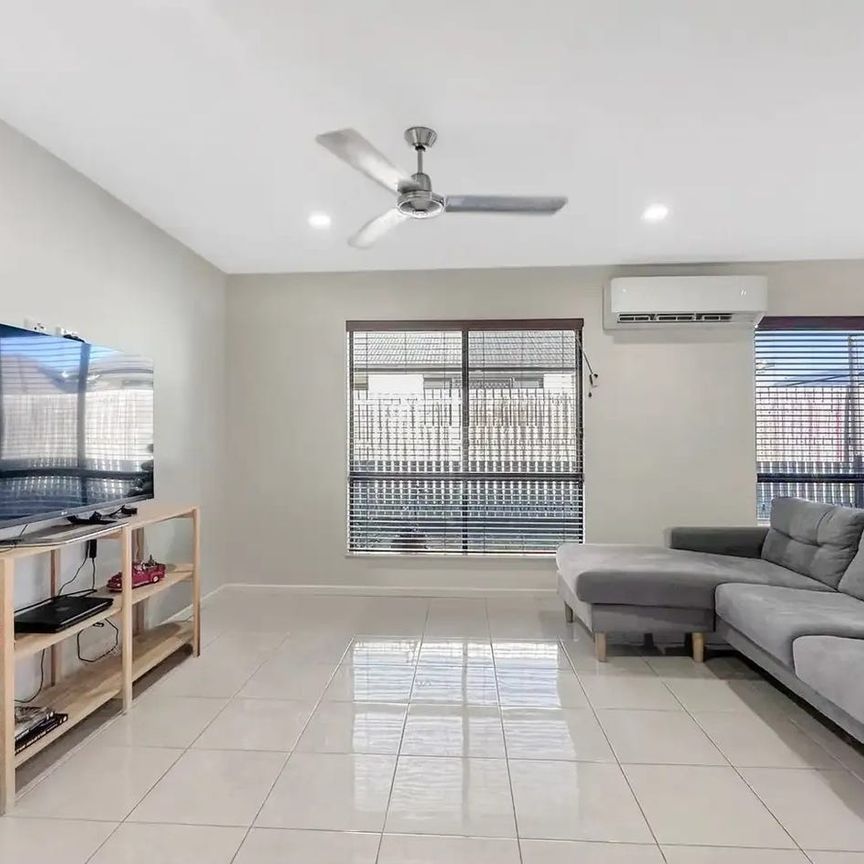 Plantation Palms 4 bedroom must see!! - Photo 1