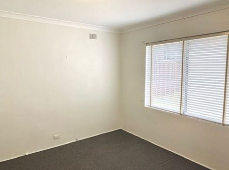 Spacious Two Bedroom Apartment In Quiet Street - Photo 2