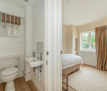 2 bedroom character property to rent - Photo 6