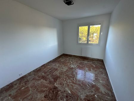 Location Appartement 5 pièces 96m² MARSEILLE 9ème - Photo 4