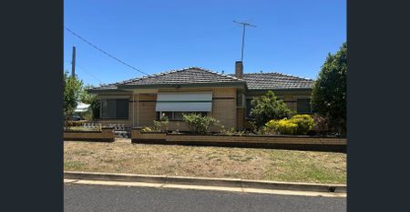 3 bedroom home in the West End - Photo 2