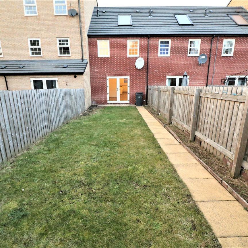 3 bed town house to rent in Wade Close, Barnsley, S72 - Photo 2