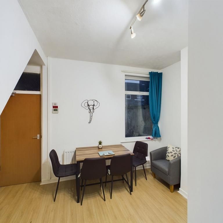 4 bedroom house of multiple occupation to rent - Photo 1